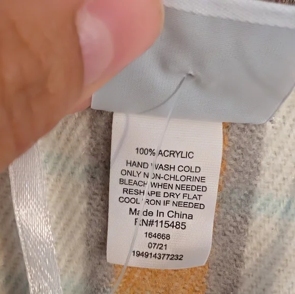 New With Tags Sonoma Plaid Fleece Wrap - Picture 3 of 5